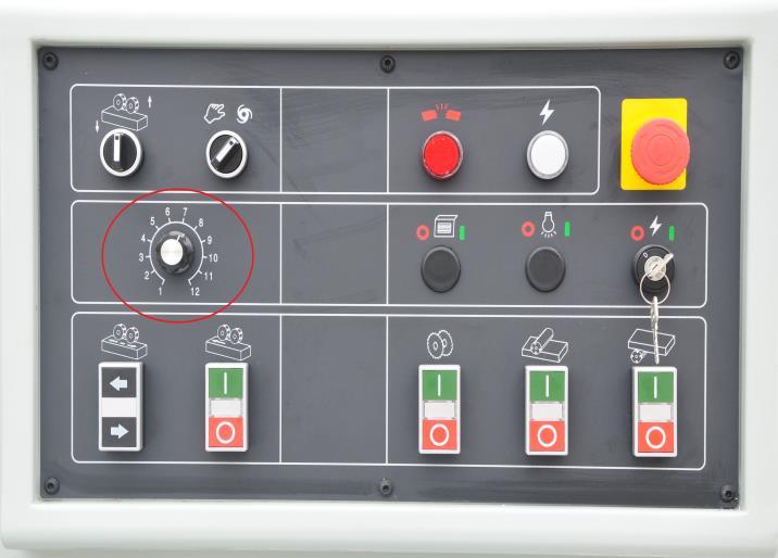 QUADRO 326SAW  Электронный инвертор  Для бесступенчатой регулировки скорости подачи заготовок в диапазоне от 6 до 30 м/мин используется частотный инвертор  Надежная и современная система позволяет достигать необходимых скоростей подачи при самых р...