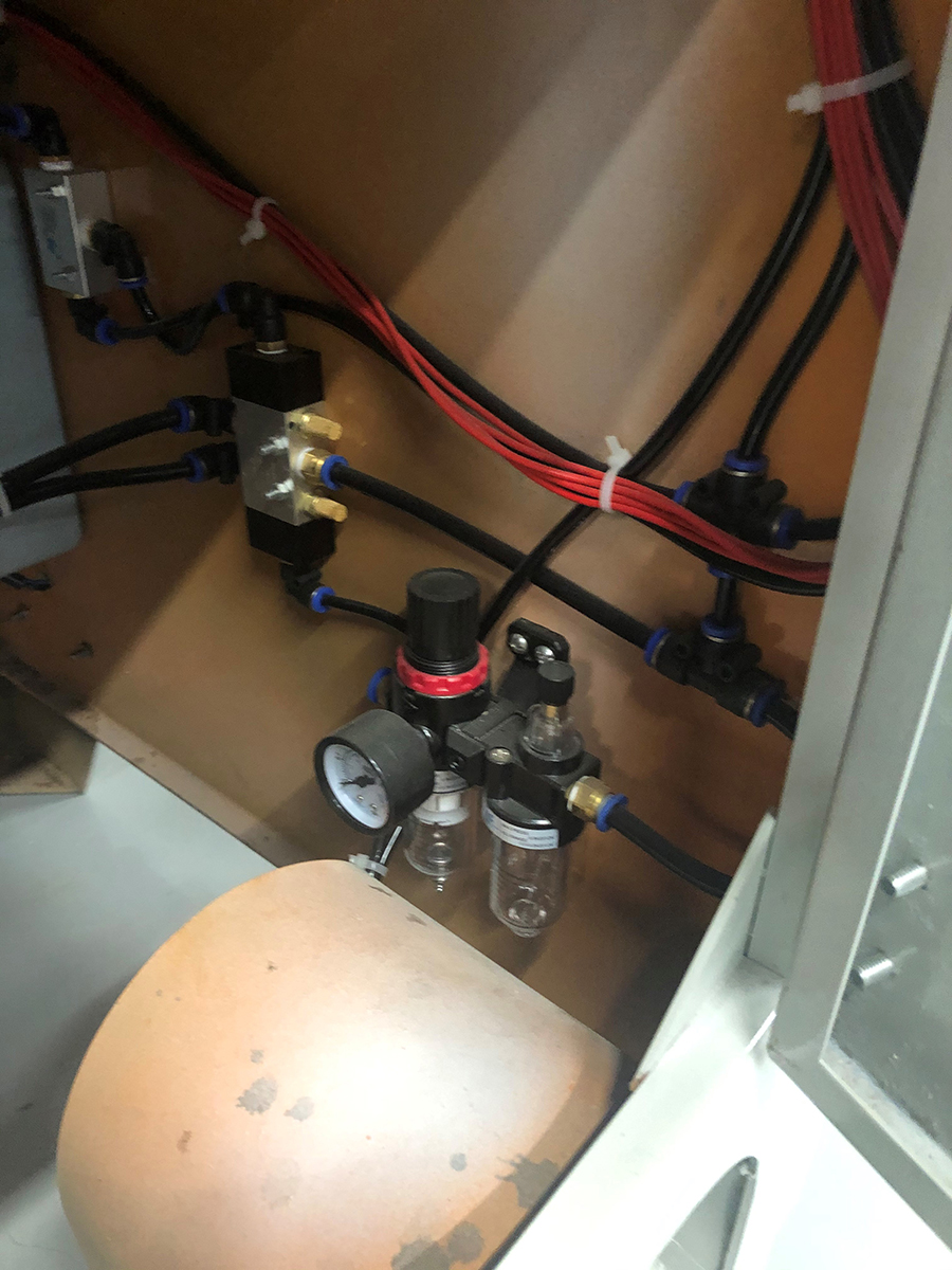 EcoWood TK-400 Light  Блок подготовки воздуха  Станок оснащен блоком подготовки воздуха, что позволяет НЕ использовать дополнительные фильтры для очистки воздуха, снижает затраты на обслуживание и увеличивает долговечность станка 