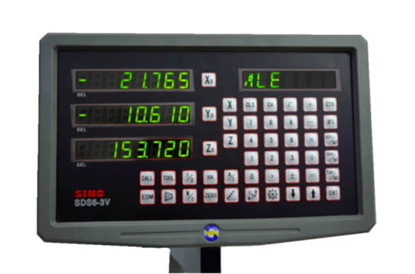 Z46150 DRO Многофункциональная УЦИ SINO SDS6-3V позволяет отслеживать перемещение по трем осям с дискретностью 1 знак  Помимо этого УЦИ имеет различные функции для расчета при изготовлении конусо- или дугообразных деталей 