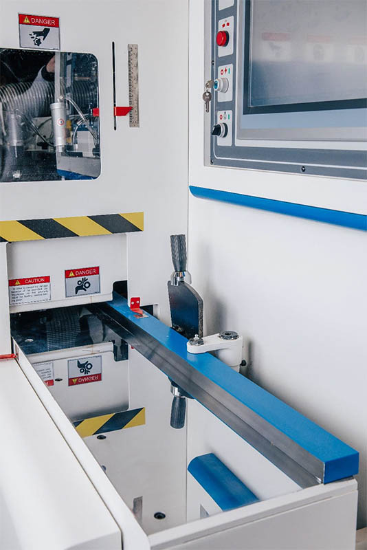 QUADRO 723 High Speed SAW  Хромированный подающий стол  Специальное исполнение рабочего стола для возможности установки системы автоматической подачи  Стол покрыт хромом для повышения износостойкости 