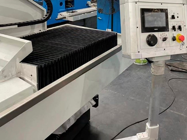 UNIVEQ USG 32100NC2  Панель управления с PLC-контроллером  Находится на подвижном блоке, расположенном на поворотном кронштейне, что делает процесс управления станком более удобным, так как позволяет настроить необходимое положение пульта под опре...