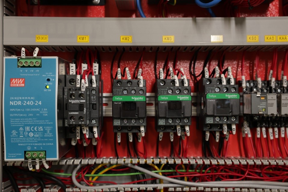 QUADRO SpeedCut 200  Шкаф управления  В шкафу управления установлены электро-компаненты ведущих мировых производителей:вся система собрана из оригинальной продукции Schneider и прошла строгие системные испытания и многоканальные проверки для обесп...