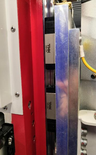 QUADRO SPRINT X5  Система картриджной смазки направляющих THK-Lacs (Япония)  Позволяет обеспечить необходимую смазку направляющих по осям перемещения X, Y, Z, при этом количество смазочного материала четко дозировано и расходуется в минимальном ко...