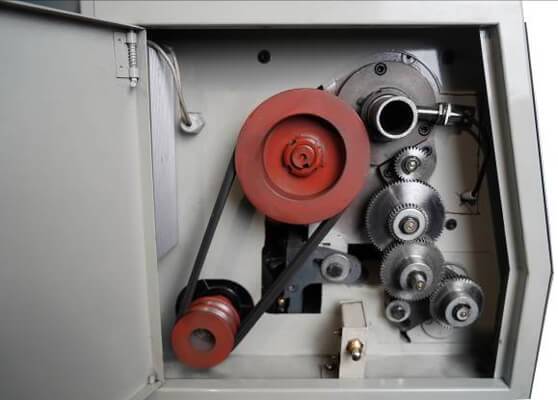 MasterTurn 2550GV Под защитной крышкой шпиндельной бабки расположены приводные шкивы и гитара зубчатых колес  Данную модель выгодно отличает наличие металлических шестерней, обладающих высоким ресурсом и повышенной износостойкостью 