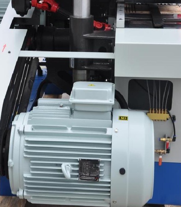 QUADRO 326SAW  Мощность привода пильного узла 30 кВт  Позволяет устанавливать несколько дисковых пил диаметром до 300 мм с максимальной высотой пропила заготовки 90 мм  Для реализации возможностей двигателя такой мощности для передачи вращения исп...