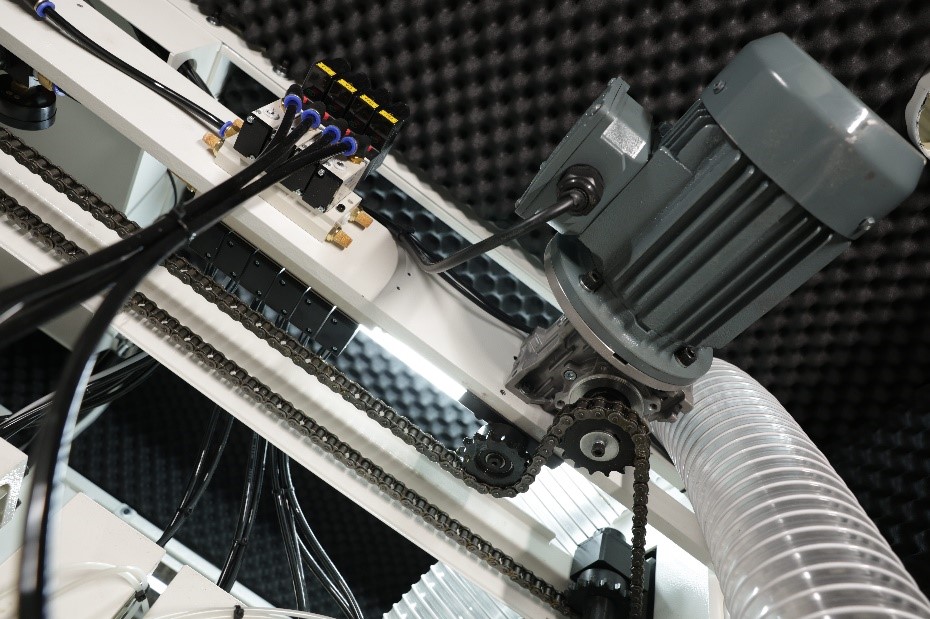 QUADRO SpeedCut 200  Настройка положения приводных роликов  Регулировка подъема-опускания верхних подающих роликов осуществляется при помощи мотор-редуктора мощностью 0,37 кВт через цепную передачу 