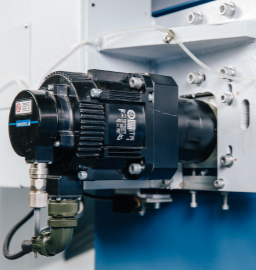 QUADRO SPRINT X5  Серводвигатели Yaskawa (Япония)  Японские серводвигатели YASKAWA установленные на каждом узле для перемещения по осям X, Y, Z и магазине инструментов, обеспечивают высокоточное позиционирование шпинделя (до 0,001мм) в соответстви...