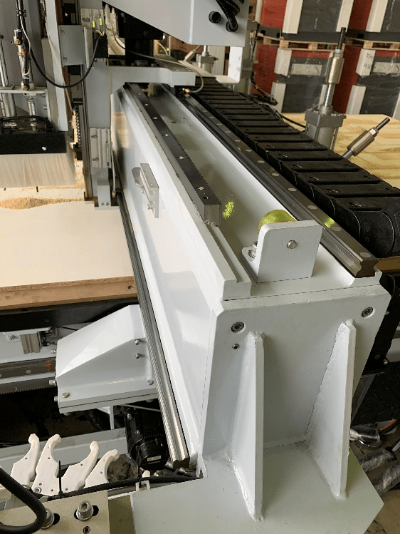 QUADRO SPRINT X5  Массивный стальной портал  Изготовлен из толстостенных стальных труб прямоугольного сечения толщиной 8 мм (усиленных до 16 мм в местах сопряжений), что обеспечивает высокую степень жесткости портала станка, устойчивость к статиче...