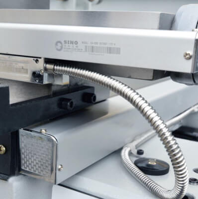 Z41150 Продольная, поперечная и тонкая продольная подачи оснащены оптическими линейками с точностью позиционирования ±5 мкм 