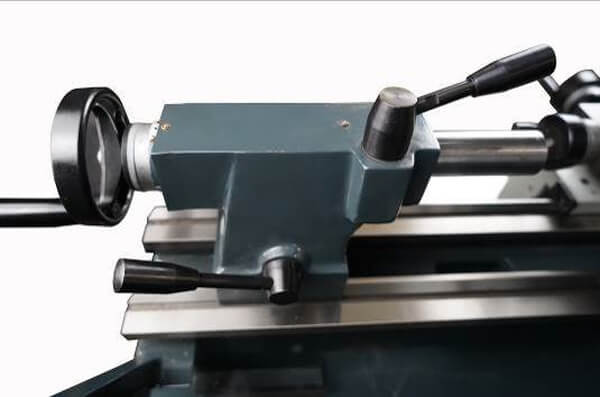 MasterTurn 2550G Задняя бабка станка оснащена быстрозажимным эксцентриковым механизмом 