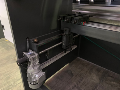 IRONMAC HPB-K 125/2500  Электромеханический задний упор  Имеет три упорных пальца с ручной регулировкой  Балка заднего упора перемещается при помощи высокоточных ШВП компании Hiwin (Тайвань) 