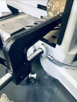 IRONMAC CUT-250F Euro Type  Поворотная пильная рама  До 60° в одну сторону и до 45° в другую позволяет осуществлять распил заготовок под углом без перемещения заготовки  Основание рамы оснащено удобным транспортиром (лимбом)  Для того, чтобы повер...