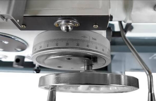 ZM 50150D DRO RFS Цена деления лимба продольной подачи составляет 1 мм 