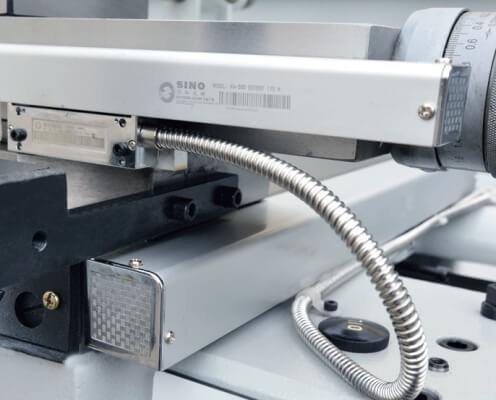 Z46150 DRO Продольная, поперечная и тонкая продольная подачи оснащены оптическими линейками с точностью позиционирования ±5 мкм 