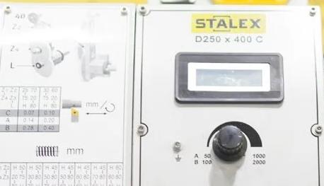 Stalex D250x550C 
  Вариатор  
 Позволяет плавно менять обороты двигателя  Цифровая индикация вращения + плавное изменение частоты вращения шпинделя  Скорость вращения шпинделя плавно регулируется в диапазоне от 50 до 2000 оборотов в минуту  
