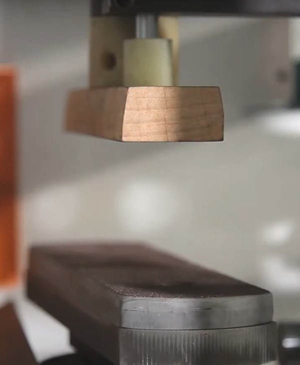 EcoWood LH  Надежный прижим заготовки  Центральный прижим фиксирует как малогабаритные, так и крупные заготовки 