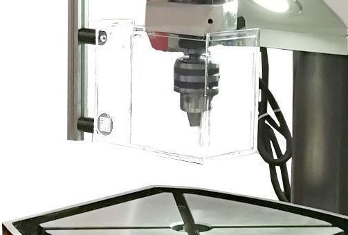 Stalex GB25 Profi 
  Защита от стружки  
 Прозрачный экран практически полностью закрывает рабочую зону и препятствует вылету стружки в глаза оператора  
