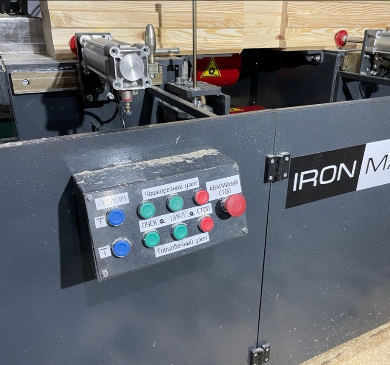 IRONMAC BLOX 4x4-200  Пульт управления  Удобный пульт управления расположен на передней панели станка для удобства работы оператора 