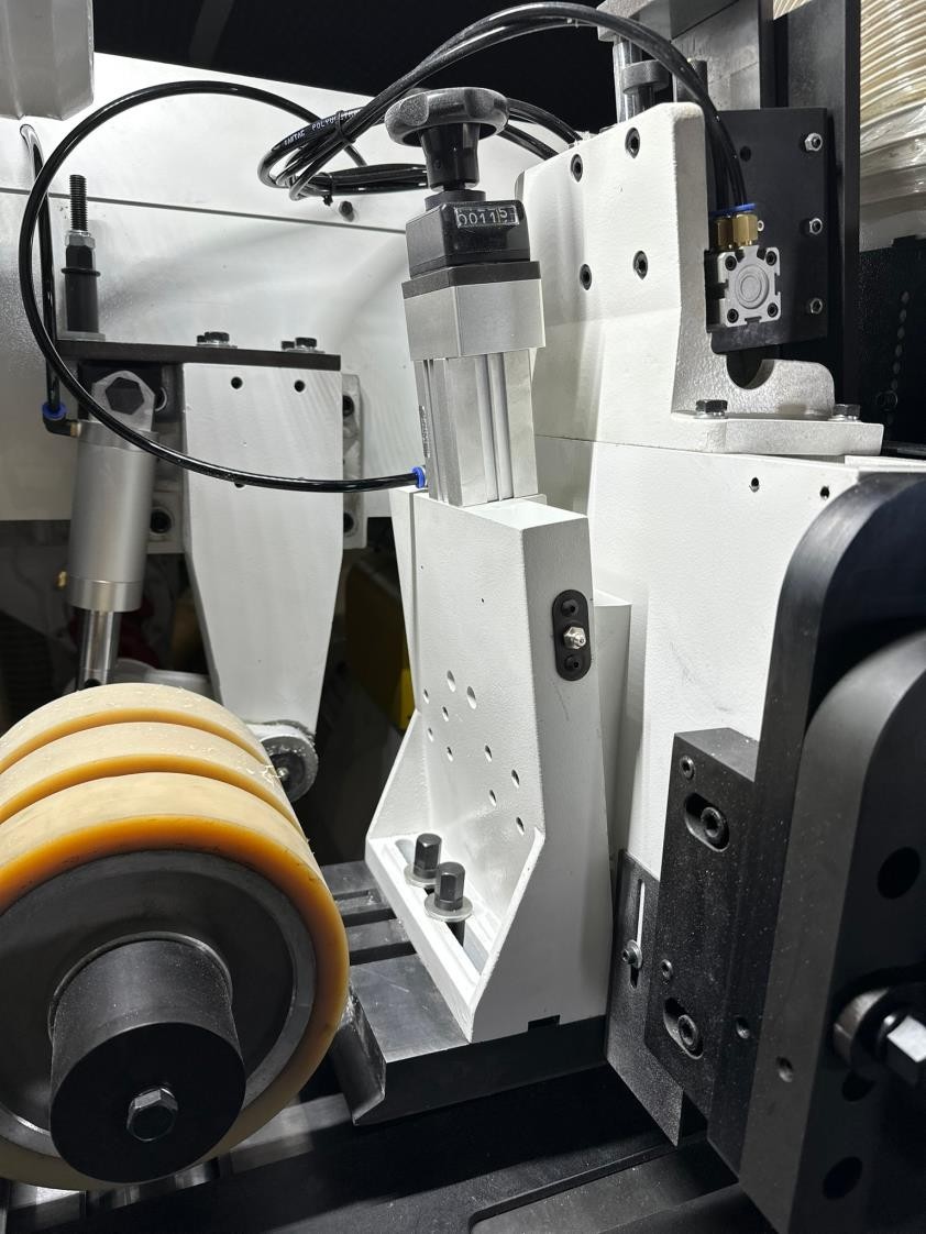 QUADRO 726 SAW Ultra  Массивные прижимные плиты с пневматической регулировкой  Установлены перед и после верхних шпинделей и исключают вероятность заклинивания заготовок на высоких скоростях подачи 
