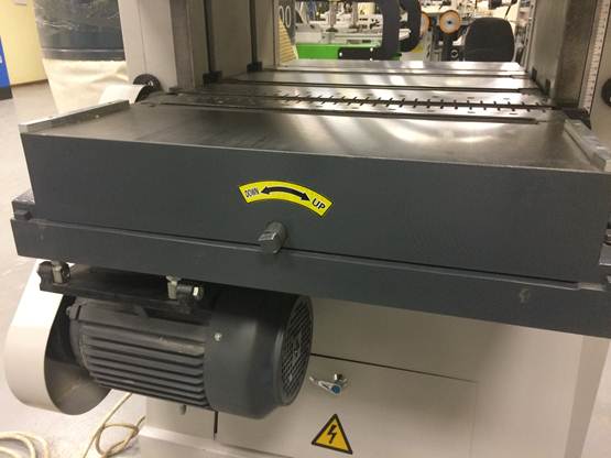 EcoWood MB 204FW  Нижний (фуговальный) ножевой вал  Привод нижнего ножевого вала осуществляется от отдельного двигателя  Настройка глубины съема осуществляется с помощью винта на передней части стола  Отображение размера по миллиметровой шкале 