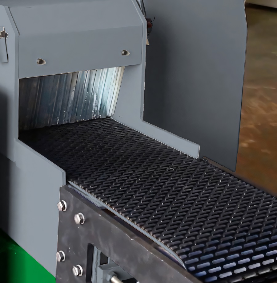 EcoWood GP-300  Когтевая защита  Когтевая защита на входе в станок обеспечивает эффективную защиту от обратного выброса доски или горбыля и тем самым создает абсолютно безопасные условия работы 