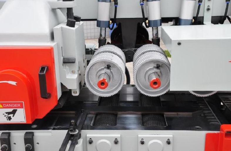QUADRO 320SAW TARUKI  Мощная система подачи и фиксации пиломатериала  Система подачи состоит из оптимального количества приводных роликов (расположенных как в столе, так и над столом)  В столе станка расположено 4 приводных ролика  Необходимы для ...